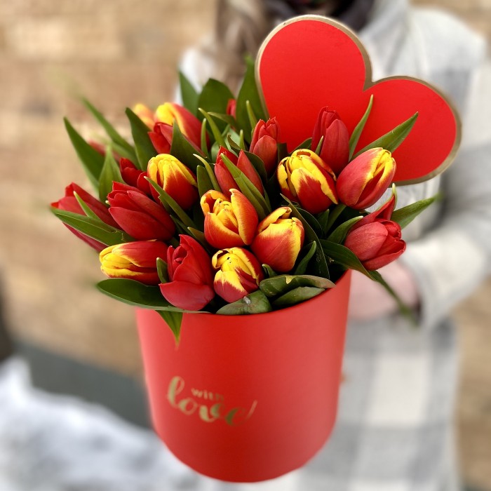 25 тюльпанов в коробке С Любовью
