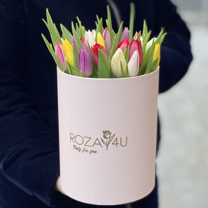 25 тюльпанов яркий микс в бежевой коробке