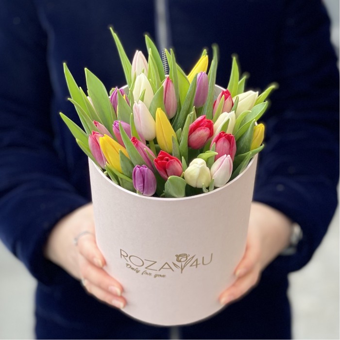 25 тюльпанов яркий микс в бежевой коробке