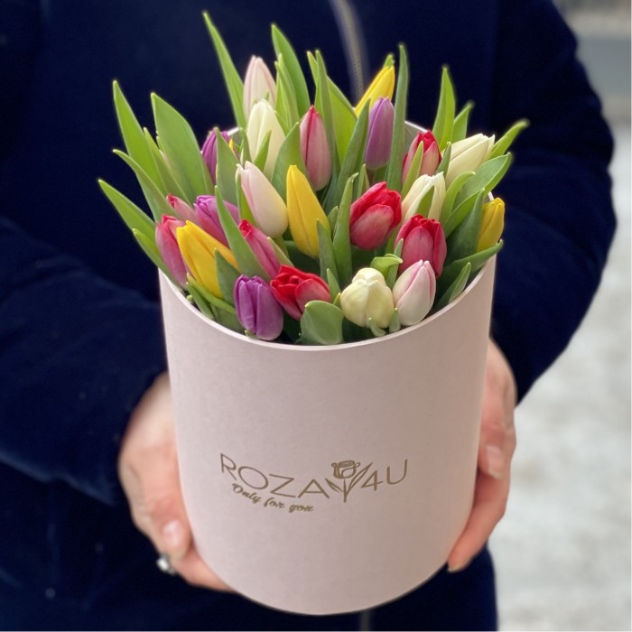 25 тюльпанов яркий микс в бежевой коробке