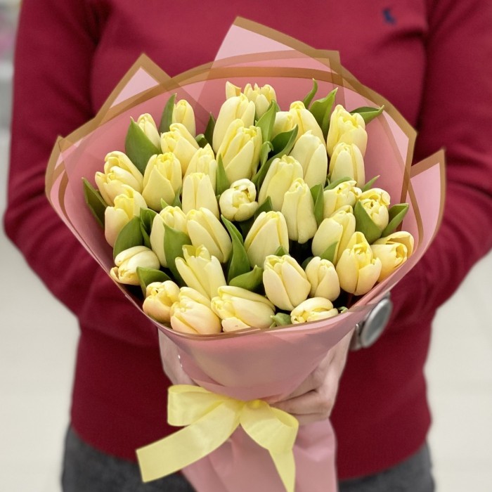 35 кремовых тюльпанов