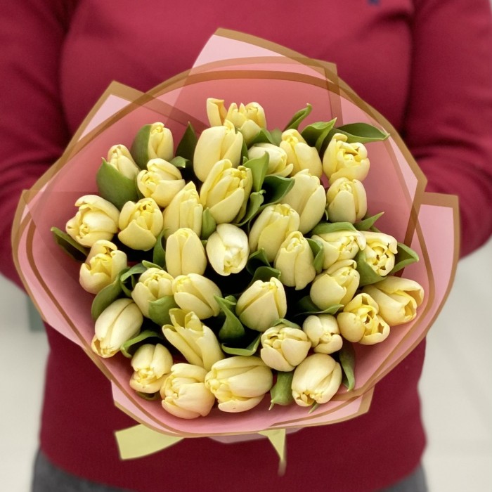 35 кремовых тюльпанов