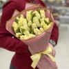 35 кремовых тюльпанов