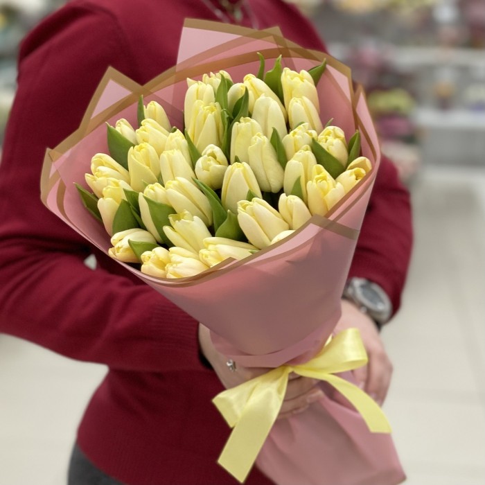 35 кремовых тюльпанов