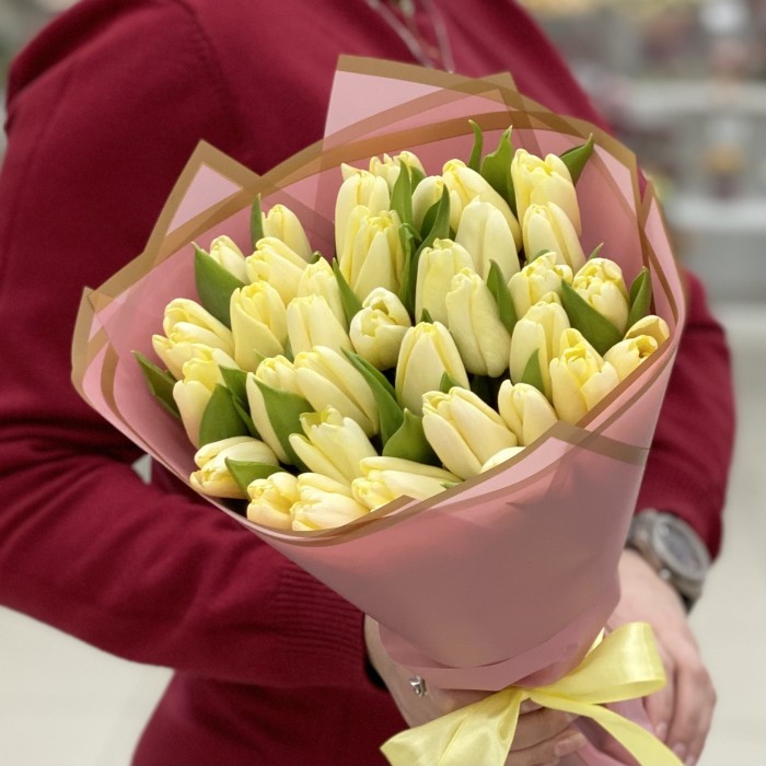 35 кремовых тюльпанов