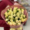 35 кремовых тюльпанов