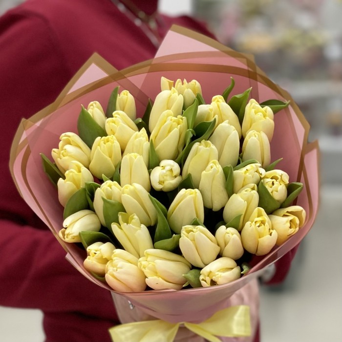 35 кремовых тюльпанов