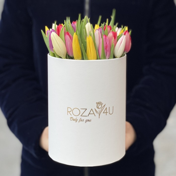 35 тюльпанов микс в белой коробке