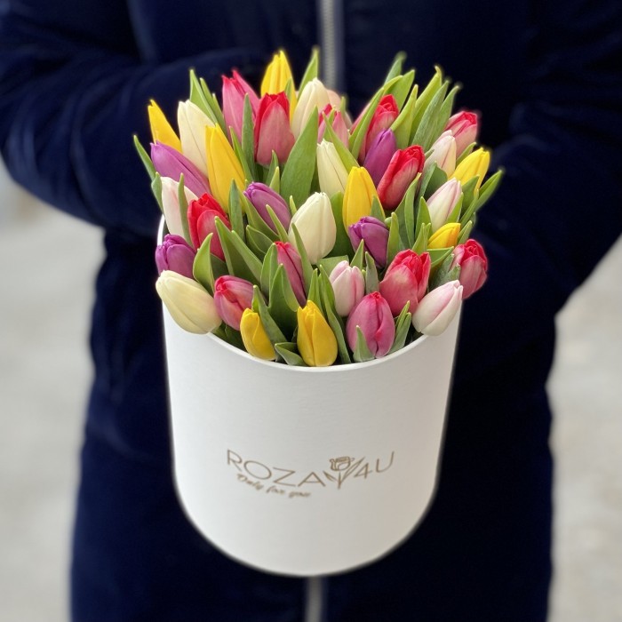35 тюльпанов микс в белой коробке