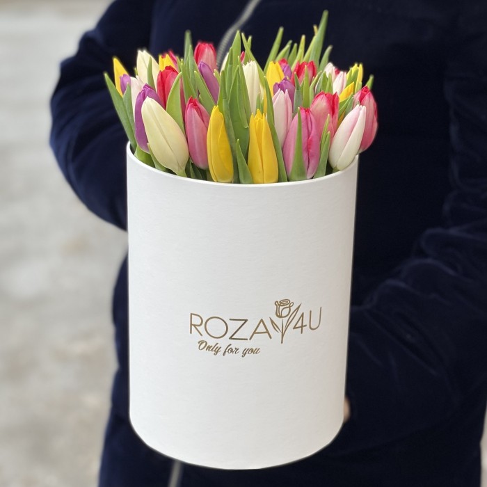 35 тюльпанов микс в белой коробке