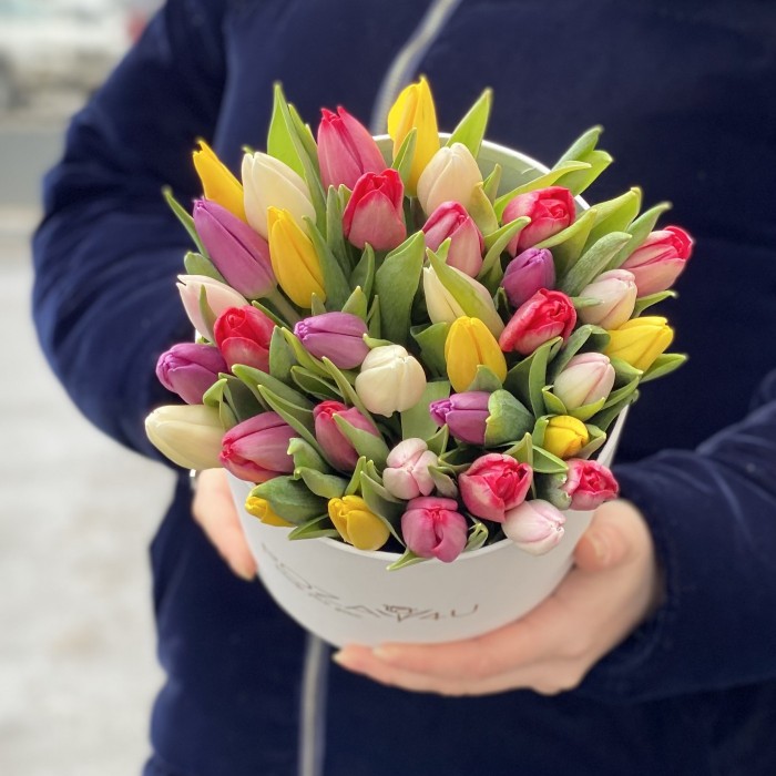 35 тюльпанов микс в белой коробке