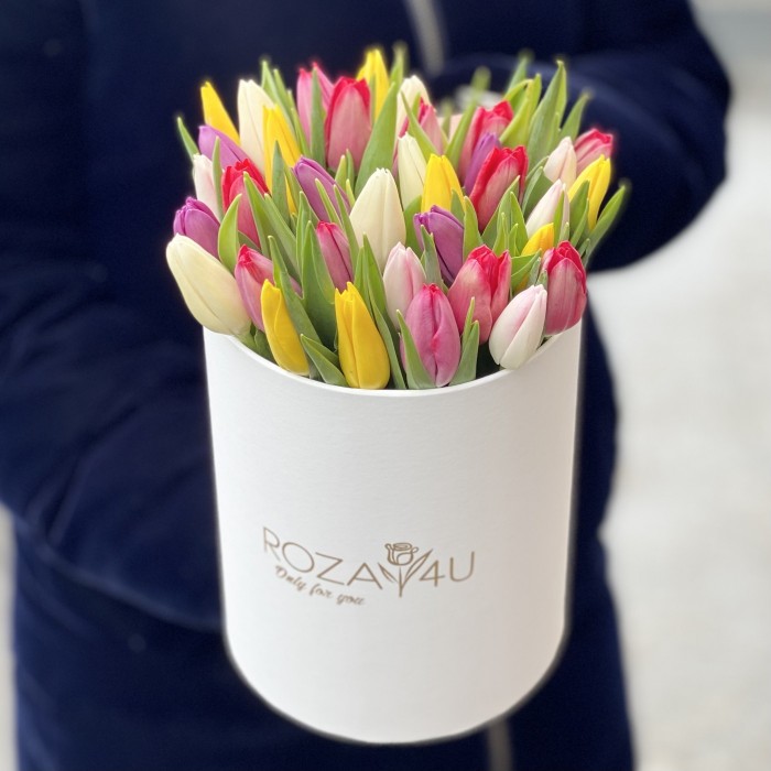 35 тюльпанов микс в белой коробке