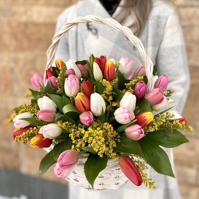 51 тюльпан в корзине
