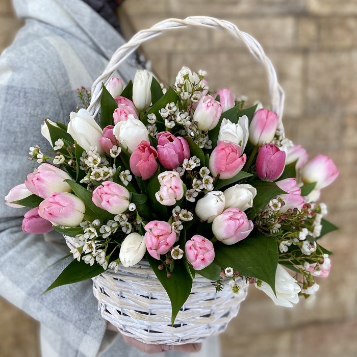51 нежный микс тюльпанов в корзине