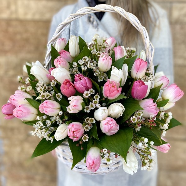 51 нежный микс тюльпанов в корзине