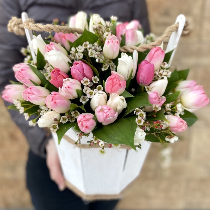 51 нежный микс тюльпанов в деревянном кашпо