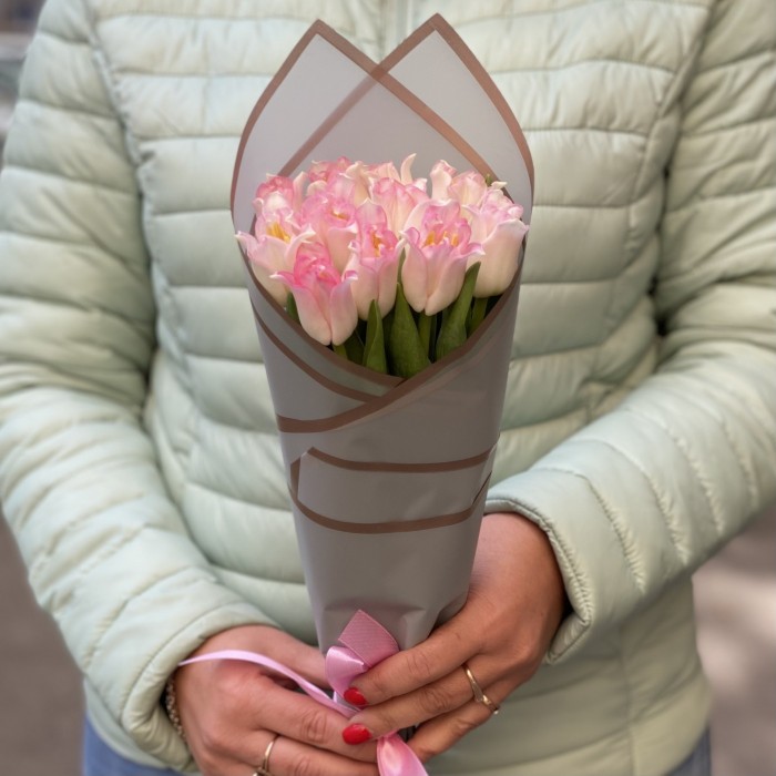 11 бело-розовых тюльпанов Краун