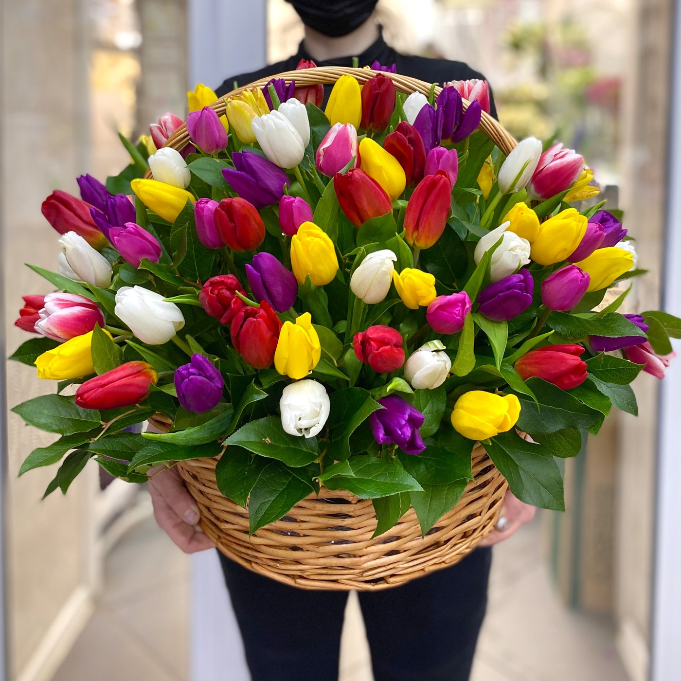 Корзина разноцветных тюльпанов на День Святого Валентина