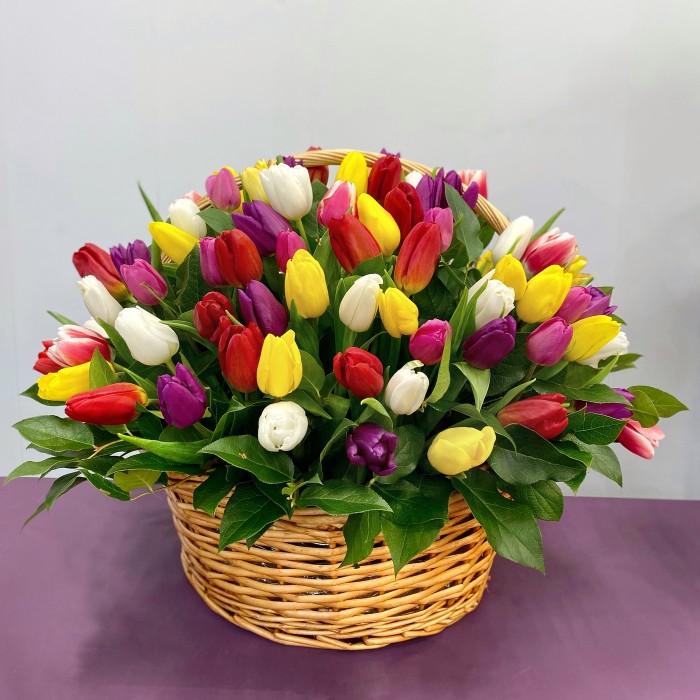 101 тюльпан в корзине