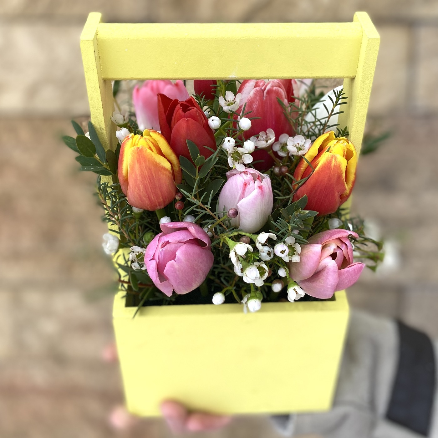Эксклюзивный букет 15 разноцветных тюльпанов в деревянном кашпо с доставкой на Женский День Восьмого Марта
