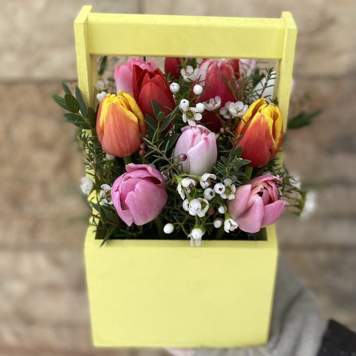 15 тюльпанов в деревянном кашпо