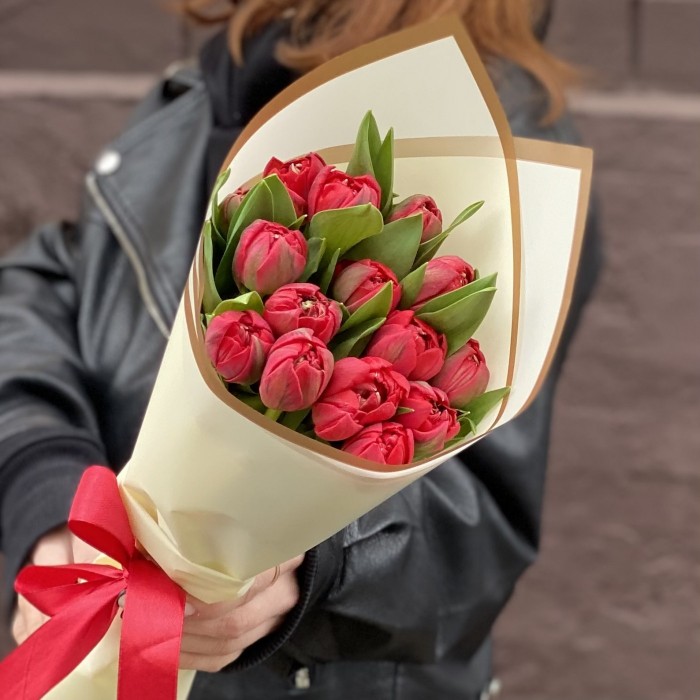 15 красных пионовидных тюльпанов