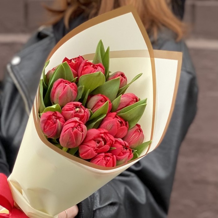 15 красных пионовидных тюльпанов