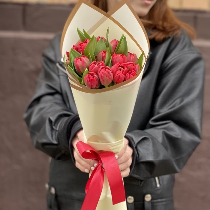 15 красных пионовидных тюльпанов