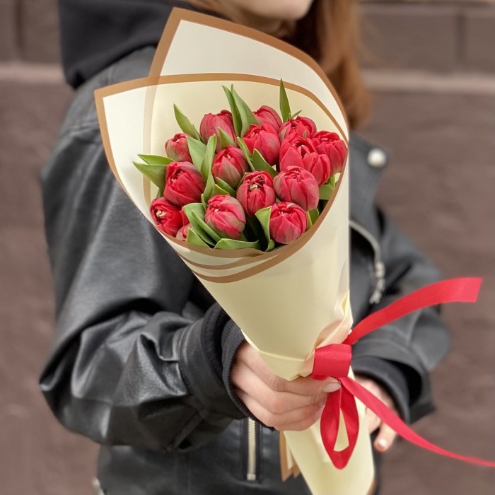15 красных пионовидных тюльпанов