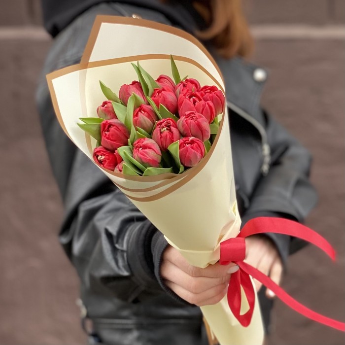 15 красных пионовидных тюльпанов