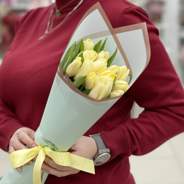 15 кремовых тюльпанов