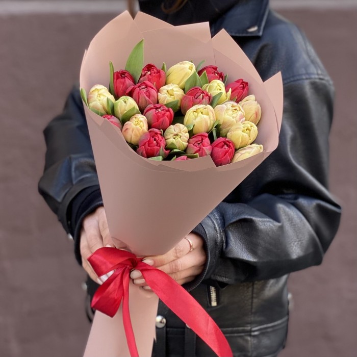 25 красных и кремовых пионовидных тюльпанов