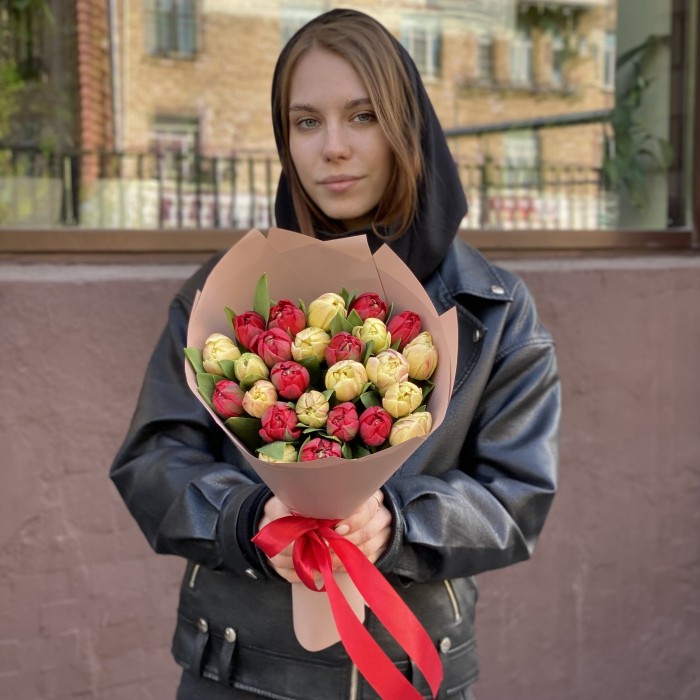 25 красных и кремовых пионовидных тюльпанов