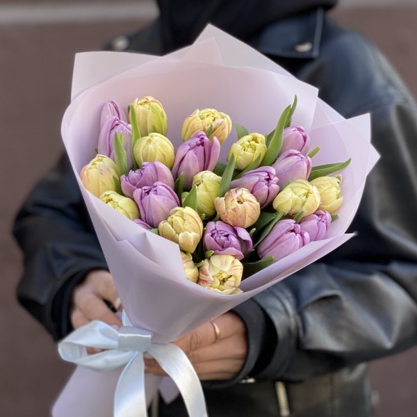 25 кремовых и сиреневых пионовидных тюльпанов