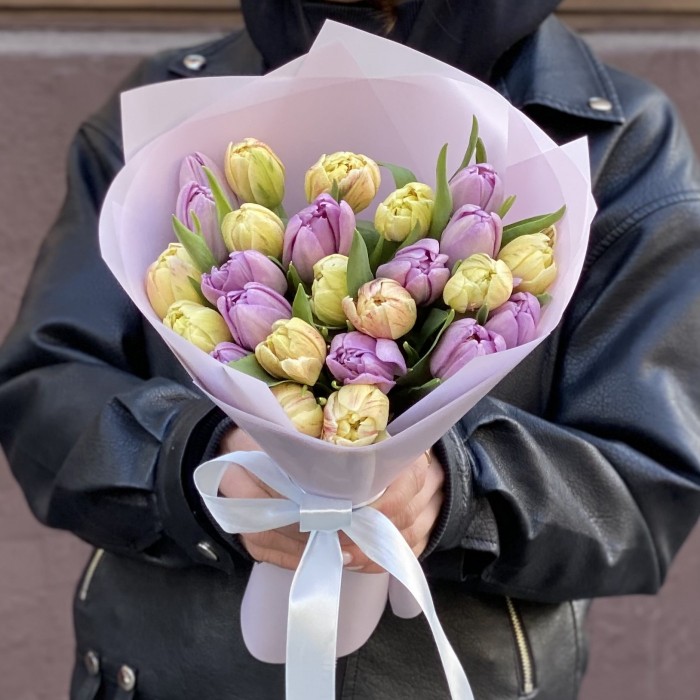 25 кремовых и сиреневых пионовидных тюльпанов