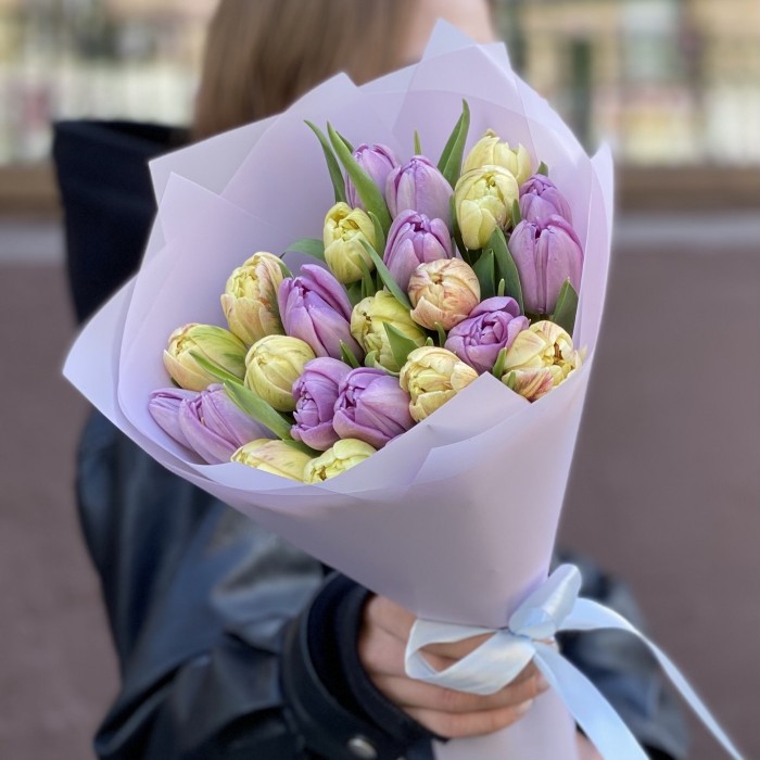 25 кремовых и сиреневых пионовидных тюльпанов
