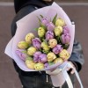 25 кремовых и сиреневых пионовидных тюльпанов