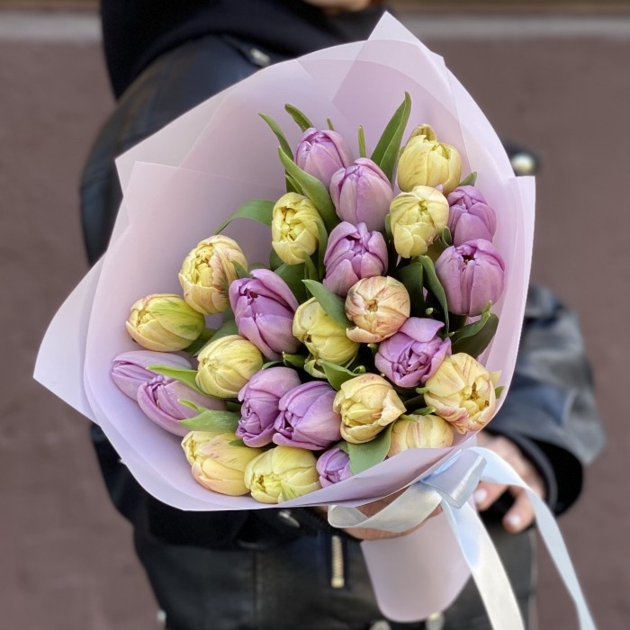 25 кремовых и сиреневых пионовидных тюльпанов