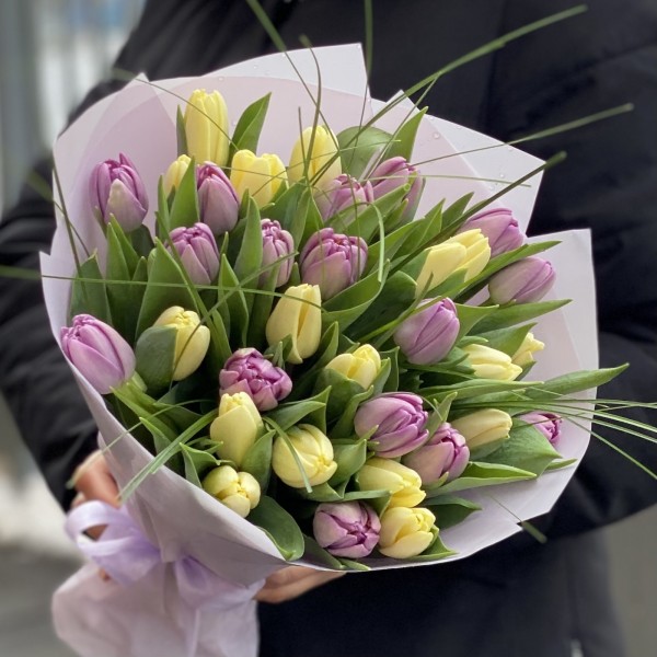 35 пионовидных сиреневых и кремовых тюльпанов