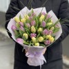 35 пионовидных сиреневых и кремовых тюльпанов