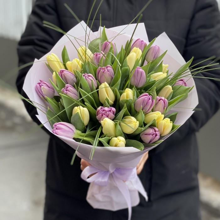 35 пионовидных сиреневых и кремовых тюльпанов