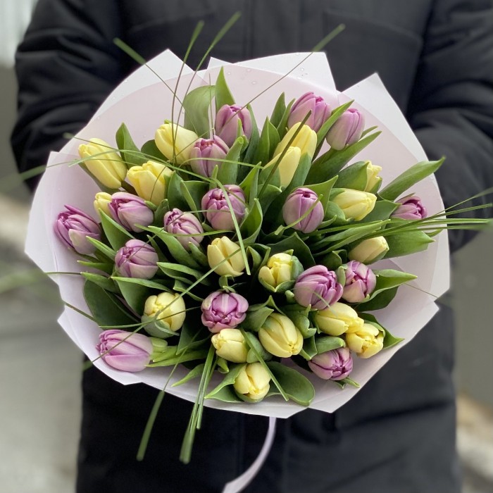 35 пионовидных сиреневых и кремовых тюльпанов