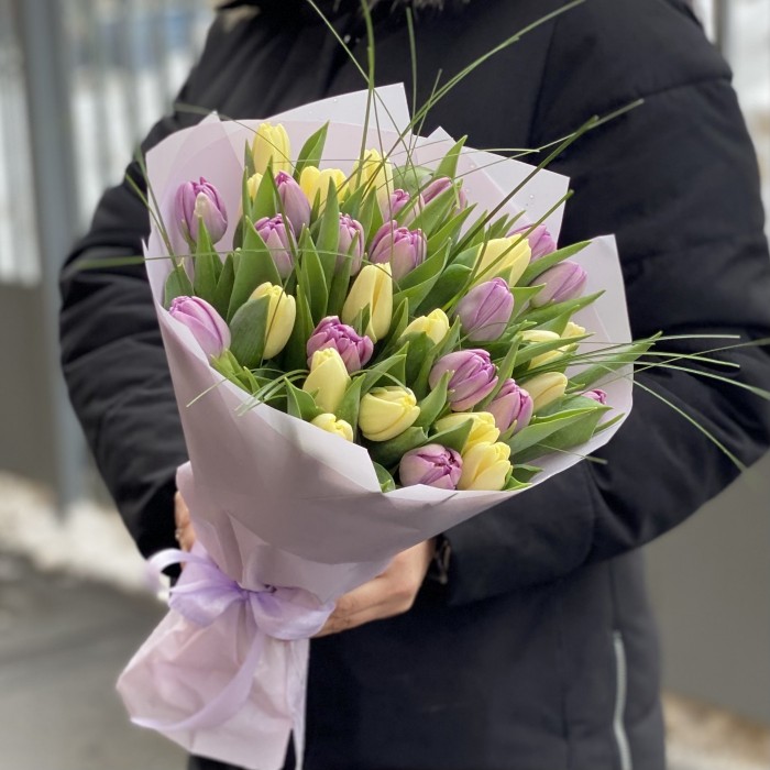 35 пионовидных сиреневых и кремовых тюльпанов