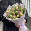 35 пионовидных сиреневых и кремовых тюльпанов