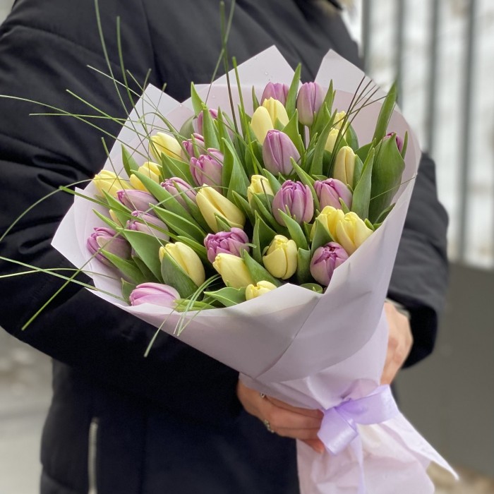 35 пионовидных сиреневых и кремовых тюльпанов