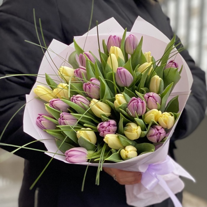 35 пионовидных сиреневых и кремовых тюльпанов