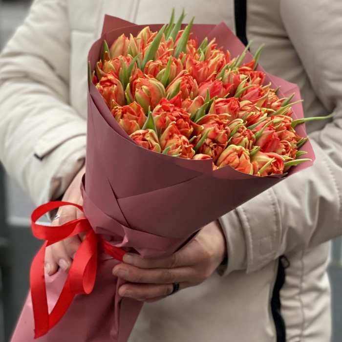 35 красных пионовидных тюльпанов Абба