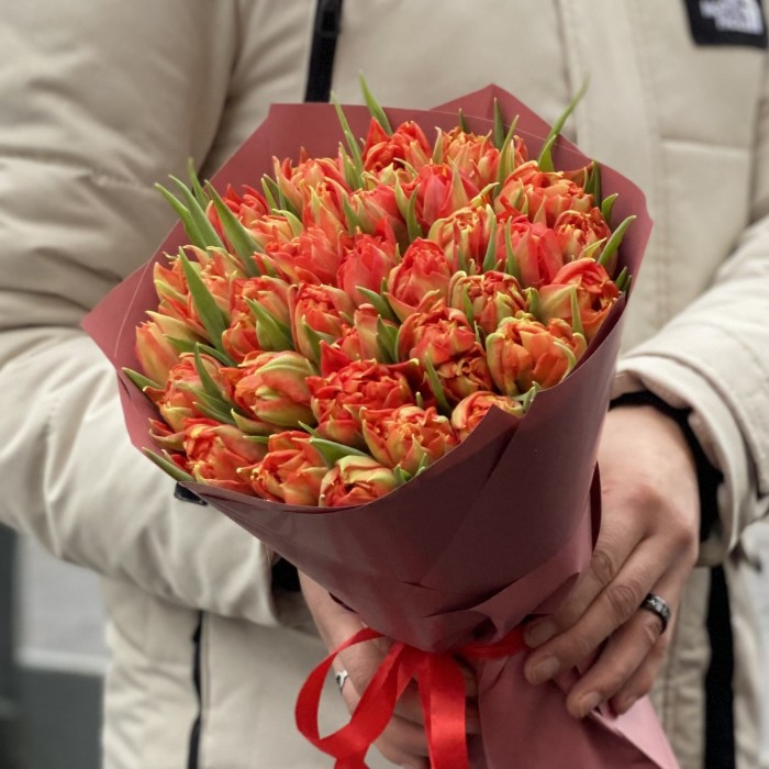 35 красных пионовидных тюльпанов Абба