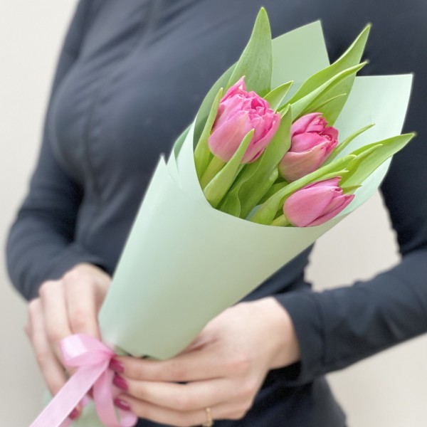 3 пионовидных ярко-розовых тюльпана