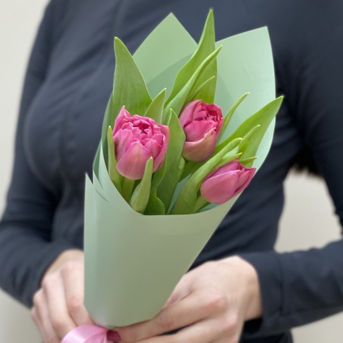 3 пионовидных ярко-розовых тюльпана